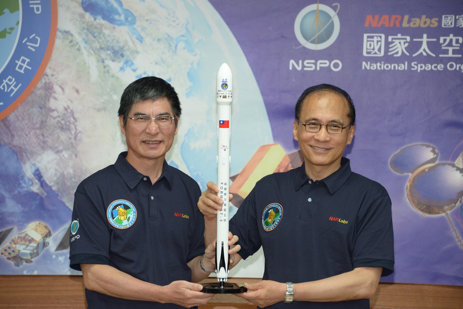 「福衛五號衛星」將在8月25日凌晨發射升空,行政院長林全15日視察其裝箱以及運送作業準備情形。 「福衛五號衛星」將在8月25日凌晨發射升空,行政院長林全15日視察其裝箱以及運送作業準備情形。