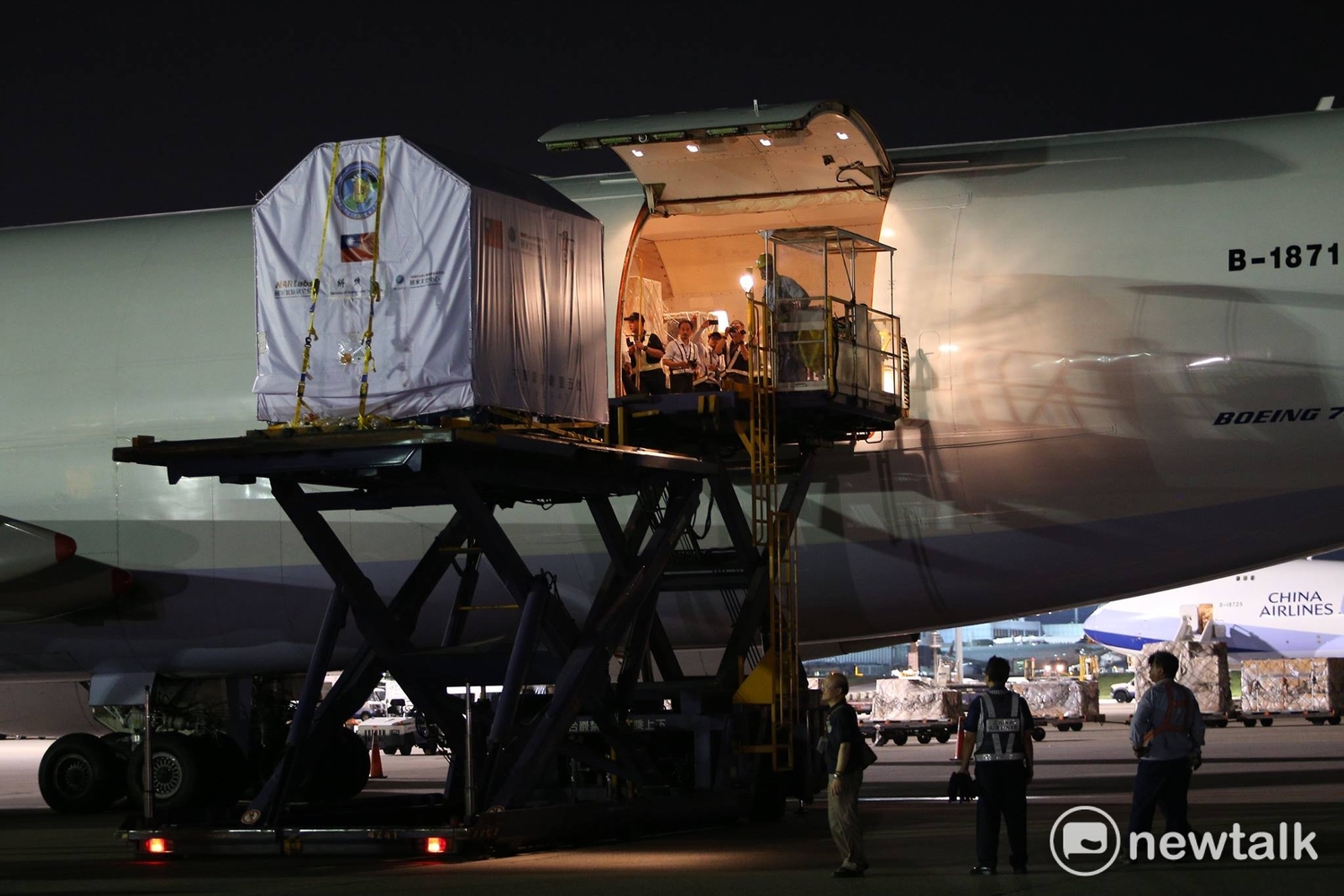 桃園機場地勤人員正進行福衛五號,升載進中華航空波音747-400貨機內。 圖:陳奕/攝 桃園機場地勤人員正進行福衛五號,升載進中華航空波音747-400貨機內。 圖:陳奕/攝