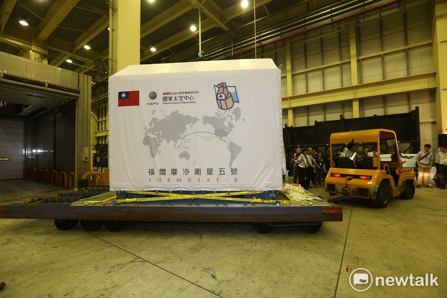福衛五號7月19日晚上從桃機場華儲倉庫運送到停機的過程,在場工作人員都不住舉起手機猛拍照,留下這歷史性的一刻。 圖:陳奕/攝 福衛五號7月19日晚上從桃機場華儲倉庫運送到停機的過程,在場工作人員都不住舉起手機猛拍照,留下這歷史性的一刻。 圖:陳奕/攝