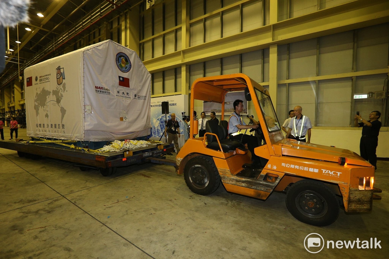 福衛五號7月19日晚上從桃機場華儲倉庫運送到停機的過程,在場工作人員都不住舉起手機猛拍照,留下這歷史性的一刻。 圖:陳奕/攝 福衛五號7月19日晚上從桃機場華儲倉庫運送到停機的過程,在場工作人員都不住舉起手機猛拍照,留下這歷史性的一刻。 圖:陳奕/攝