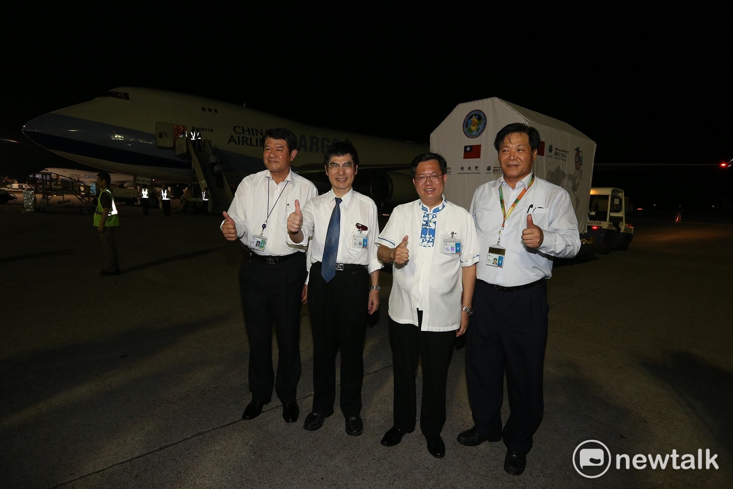 見證福衛五號啟運前往美國的科技部陳良基 桃園市長鄭文燦 華航董事長何煖軒等人,於福衛五號送抵桃園機場停機坪停妥後,在這歷史性的一刻,不忘豎起大姆指合影稱讚。 圖:陳奕/攝 見證福衛五號啟運前往美國的科技部陳良基 桃園市長鄭文燦 華航董事長何煖軒等人,於福衛五號送抵桃園機場停機坪停妥後,在這歷史性的一刻,不忘豎起大姆指合影稱讚。 圖:陳奕/攝