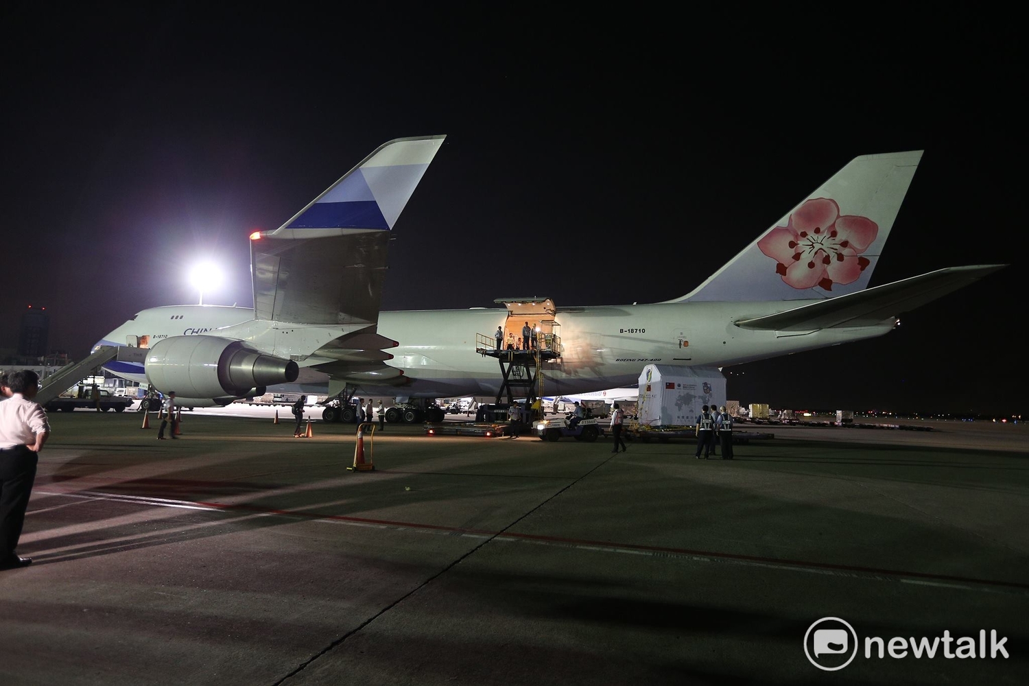 福衛五號從華儲倉庫運抵停機坪波音747-400貨機前,正在等待機組人員準備運送上機。 圖:陳奕/攝 福衛五號從華儲倉庫運抵停機坪波音747-400貨機前,正在等待機組人員準備運送上機。 圖:陳奕/攝