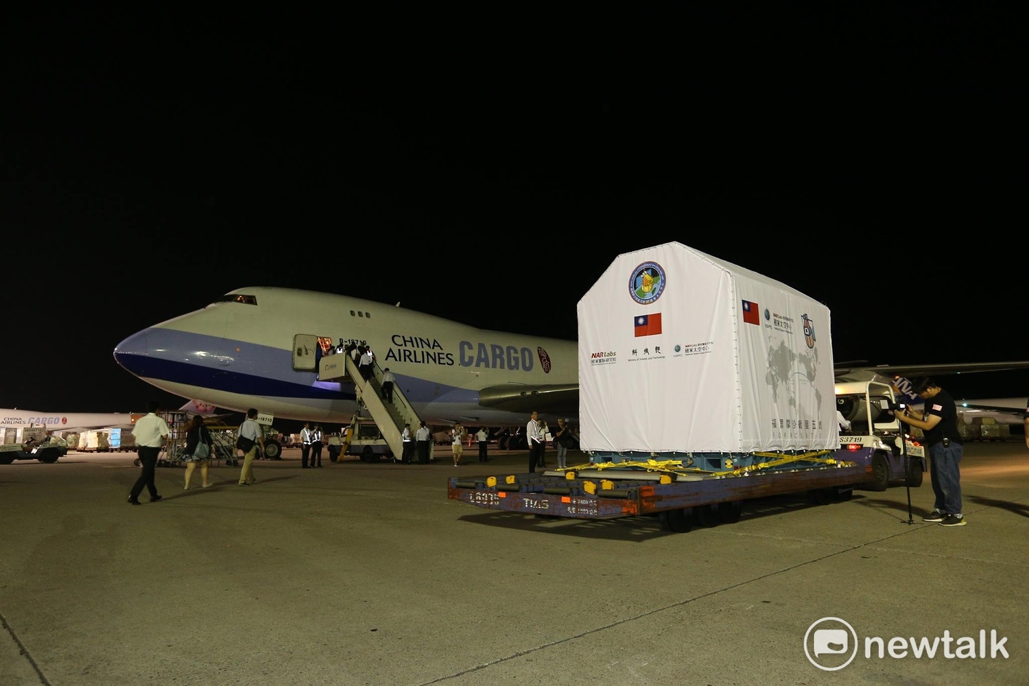 福衛五號從華儲倉庫運抵停機坪在波音747-400貨機前,正在等待機組人員準備運送上機。 圖:陳奕/攝 福衛五號從華儲倉庫運抵停機坪在波音747-400貨機前,正在等待機組人員準備運送上機。 圖:陳奕/攝