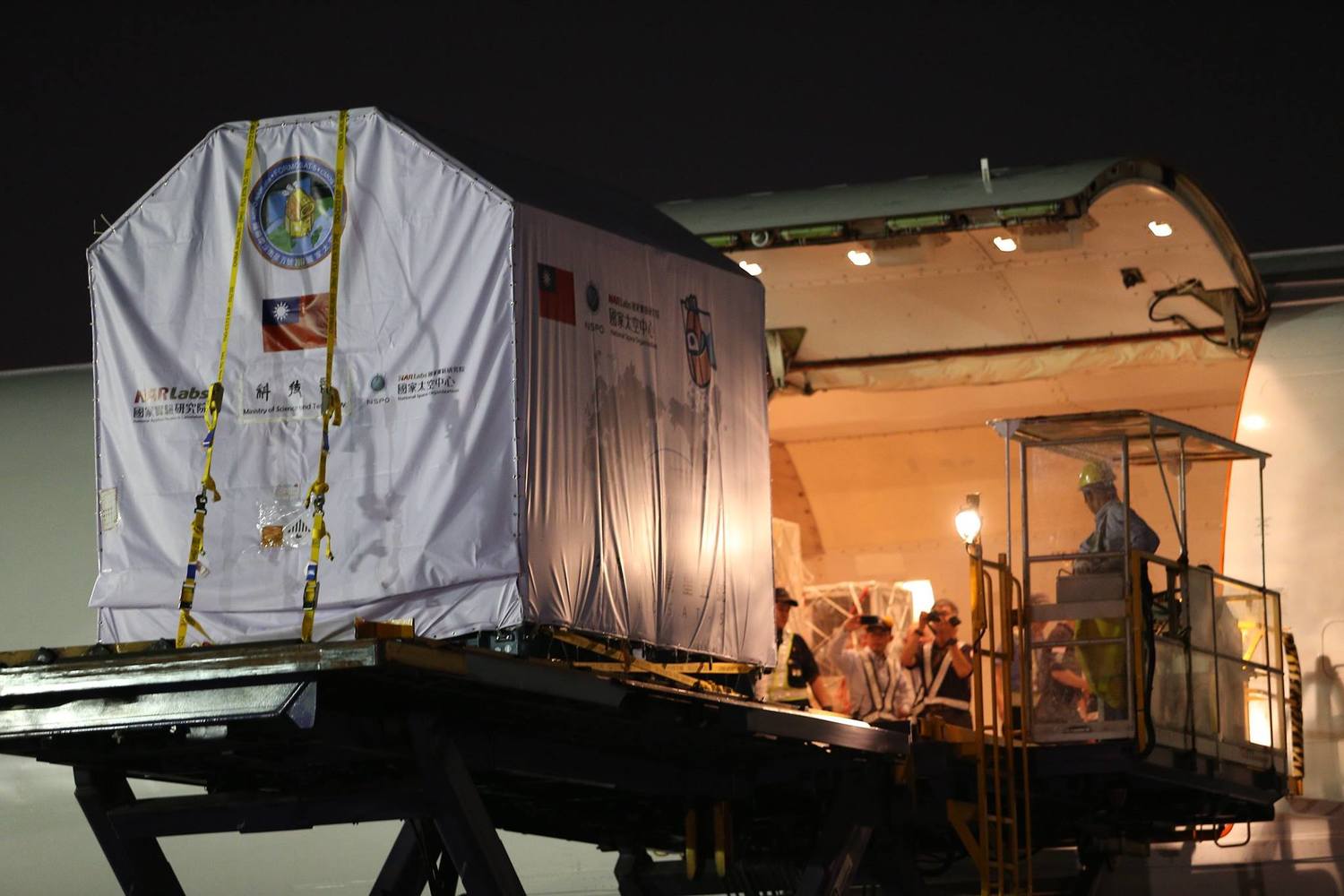 桃園機場地勤人員正進行福衛五號,升載進波音747機倉。7月19日啟運到美國加州,預計於台北時間8月25日發射升空的福衛五號,運送進中華航空波音747-400貨機的過程。福衛五號是我國首枚自主發展的高解度光學遙測衛星,結合國內微像公司及中央大學等產學研50餘團隊共同研發,將提供解析度黑白兩米、彩色四米衛星影像,延續福衛二號遙測任務。所拍攝影像可廣泛應用於政府施政、防災勘災、國土安全、環境監控、科技外交、學術研究及國際人道救援協助等用途;另搭載先進電離層探測儀(AIP)科學酬載,可用來建置太空天氣模式、觀測電漿擾動變化與研究電離層在地震前的可能異常現象。 圖:陳奕/攝 桃園機場地勤人員正進行福衛五號,升載進波音747機倉。7月19日啟運到美國加州,預計於台北時間8月25日發射升空的福衛五號,運送進中華航空波音747-400貨機的過程。福衛五號是我國首枚自主發展的高解度光學遙測衛星,結合國內微像公司及中央大學等產學研50餘團隊共同研發,將提供解析度黑白兩米、彩色四米衛星影像,延續福衛二號遙測任務。所拍攝影像可廣泛應用於政府施政、防災勘災、國土安全、環境監控、科技外交、學術研究及國際人道救援協助等用途;另搭載先進電離層探測儀(AIP)科學酬載,可用來建置太空天氣模式、觀測電漿擾動變化與研究電離層在地震前的可能異常現象。 圖:陳奕/攝