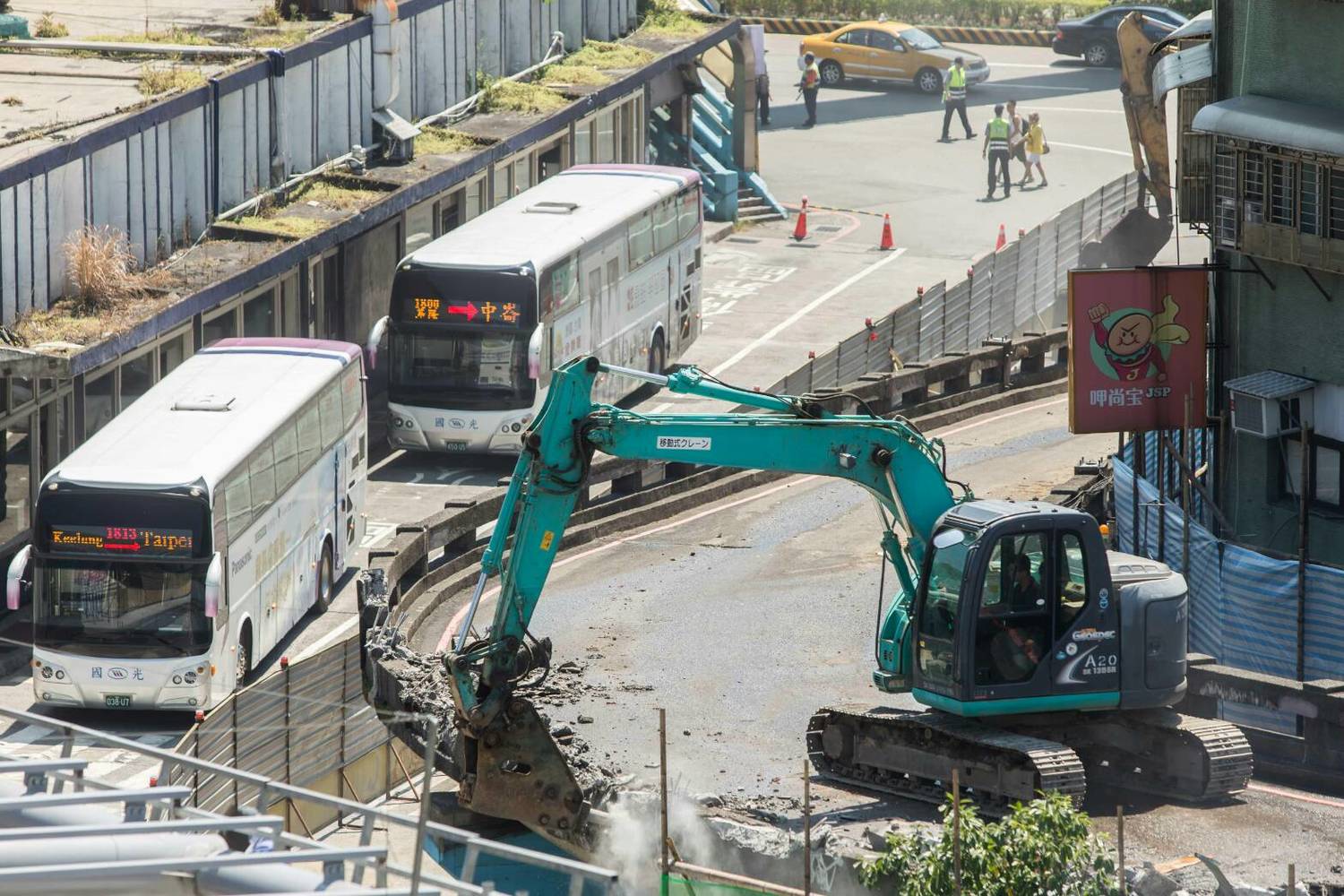 基隆孝四路往中山橋上引道橋梁拆除工程。 圖:基隆市政府/提供 基隆孝四路往中山橋上引道橋梁拆除工程。 圖:基隆市政府/提供