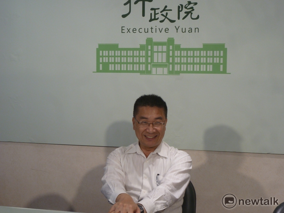 行政院發言人徐國勇今(21)天傍晚證實,經過這1、2天的溝通,中南部宮廟周日大串聯上凱道,將改調為「宗教嘉年華遊行」。 圖:謝莉慧/攝 行政院發言人徐國勇今(21)天傍晚證實,經過這1、2天的溝通,中南部宮廟周日大串聯上凱道,將改調為「宗教嘉年華遊行」。 圖:謝莉慧/攝