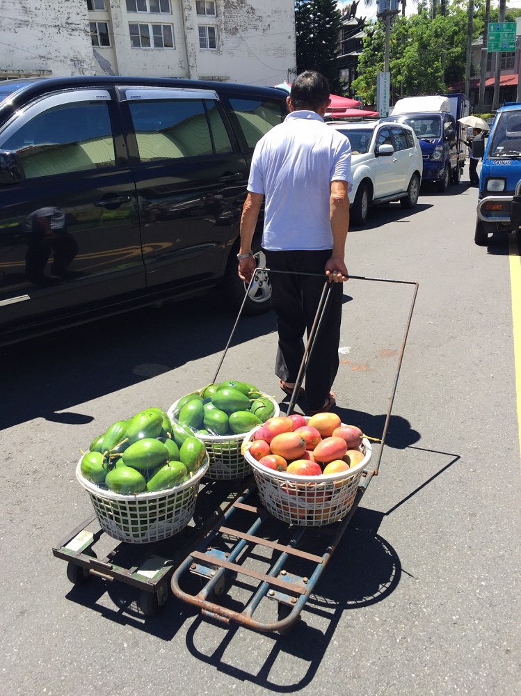 果農將一籃籃的芒果載往市場銷售。 圖:任安華/攝 果農將一籃籃的芒果載往市場銷售。 圖:任安華/攝