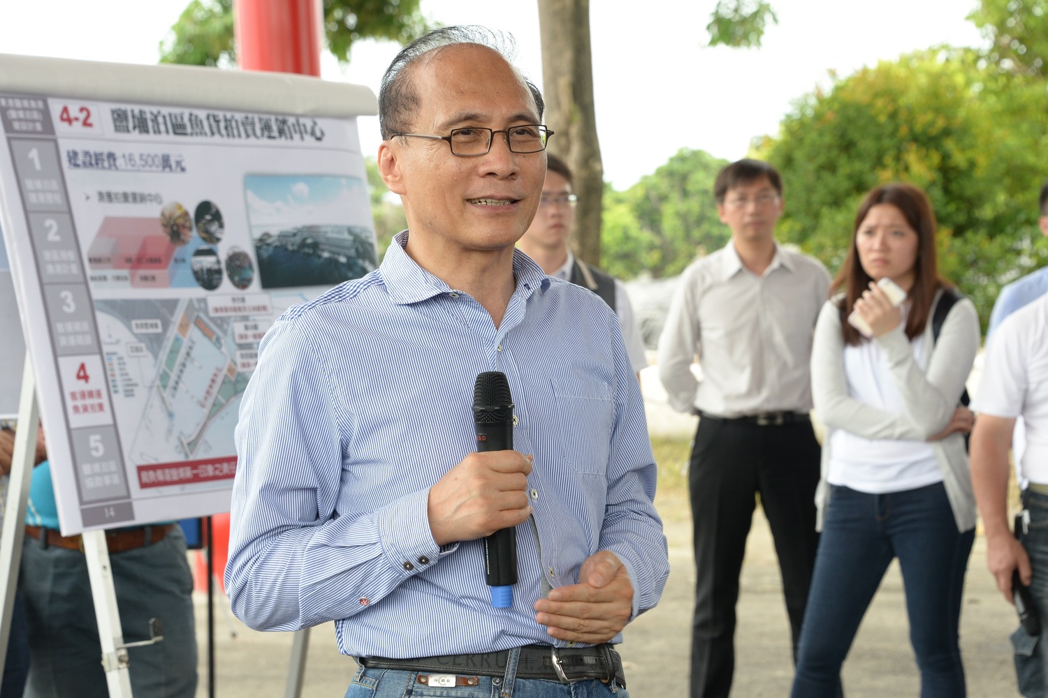 行政院長林全今(22)日前往屏東東港鹽埔漁港視察,了解觀光鐵道及漁港建設客貨運碼頭相關規劃。 行政院長林全今(22)日前往屏東東港鹽埔漁港視察,了解觀光鐵道及漁港建設客貨運碼頭相關規劃。