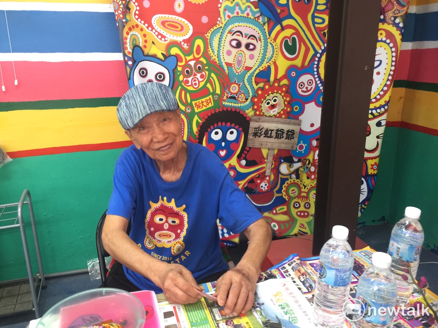 彩虹爺爺絲毫沒有名人的架子,親自坐鎮接待來訪的旅客們,凡是來過彩虹村的人都搶著跟爺爺照相。 圖:陳奕/攝影 彩虹爺爺絲毫沒有名人的架子,親自坐鎮接待來訪的旅客們,凡是來過彩虹村的人都搶著跟爺爺照相。 圖:陳奕/攝影
