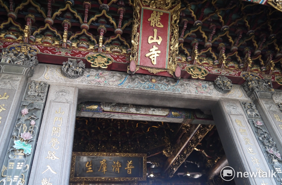 環保署署長李應元前往萬華艋舺龍山寺參拜。 圖:鍾孟軒/攝 環保署署長李應元前往萬華艋舺龍山寺參拜。 圖:鍾孟軒/攝