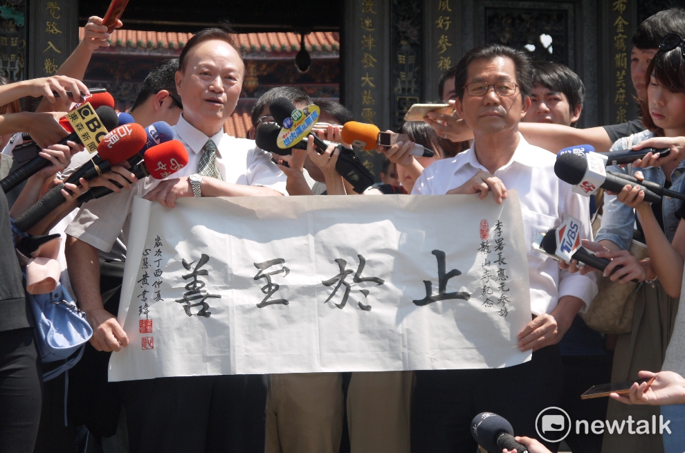 黃書瑋贈送自己寫的「止於至善」送給李應元,表示做環保要做到最好。 圖:鍾孟軒/攝 黃書瑋贈送自己寫的「止於至善」送給李應元,表示做環保要做到最好。 圖:鍾孟軒/攝