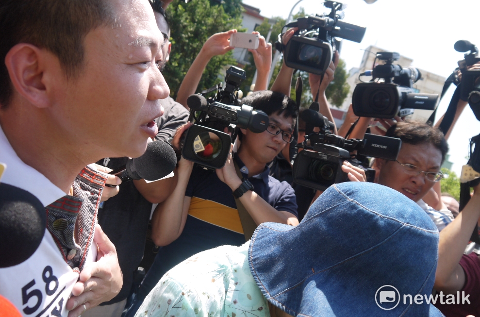 一名信徒(右)在李應元要離開之時,不斷嗆聲「為什麼要減香封爐?」 圖:鍾孟軒/攝 一名信徒(右)在李應元要離開之時,不斷嗆聲「為什麼要減香封爐?」 圖:鍾孟軒/攝
