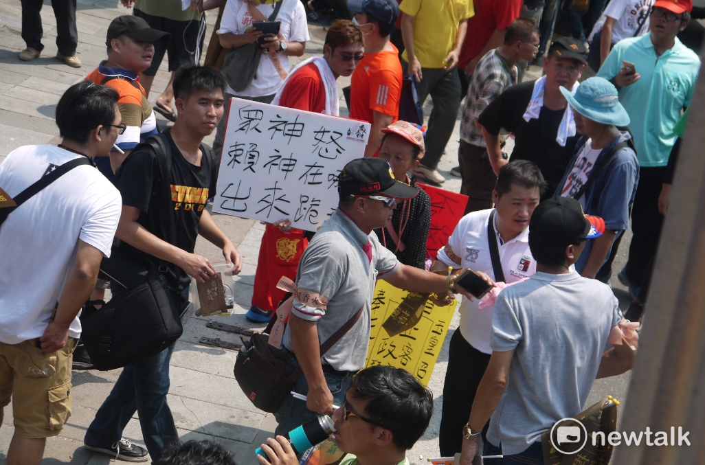 有信徒抗議台南市長賴清德要滅香,但前幾日賴清德早已澄清絕無此事。 圖:鍾孟軒/攝 有信徒抗議台南市長賴清德要滅香,但前幾日賴清德早已澄清絕無此事。 圖:鍾孟軒/攝