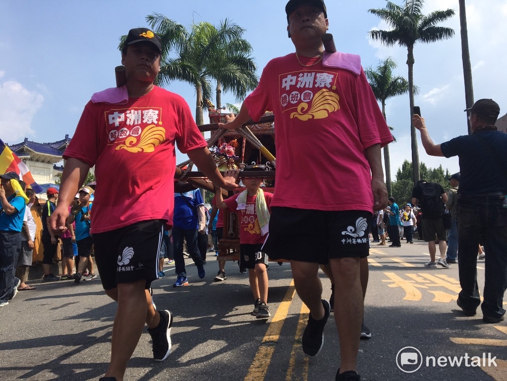 孩童也跟著大人一起扛神轎遊行。 圖:鍾孟軒/攝 孩童也跟著大人一起扛神轎遊行。 圖:鍾孟軒/攝