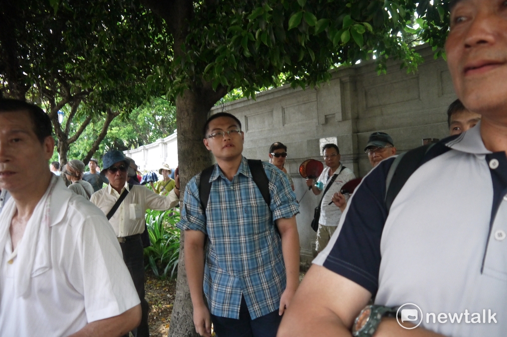 愛國同心會張秀葉在凱道旁舉牌抗議蔡英文滅香是為了去中國化。 愛國同心會張秀葉在凱道旁舉牌抗議蔡英文滅香是為了去中國化。