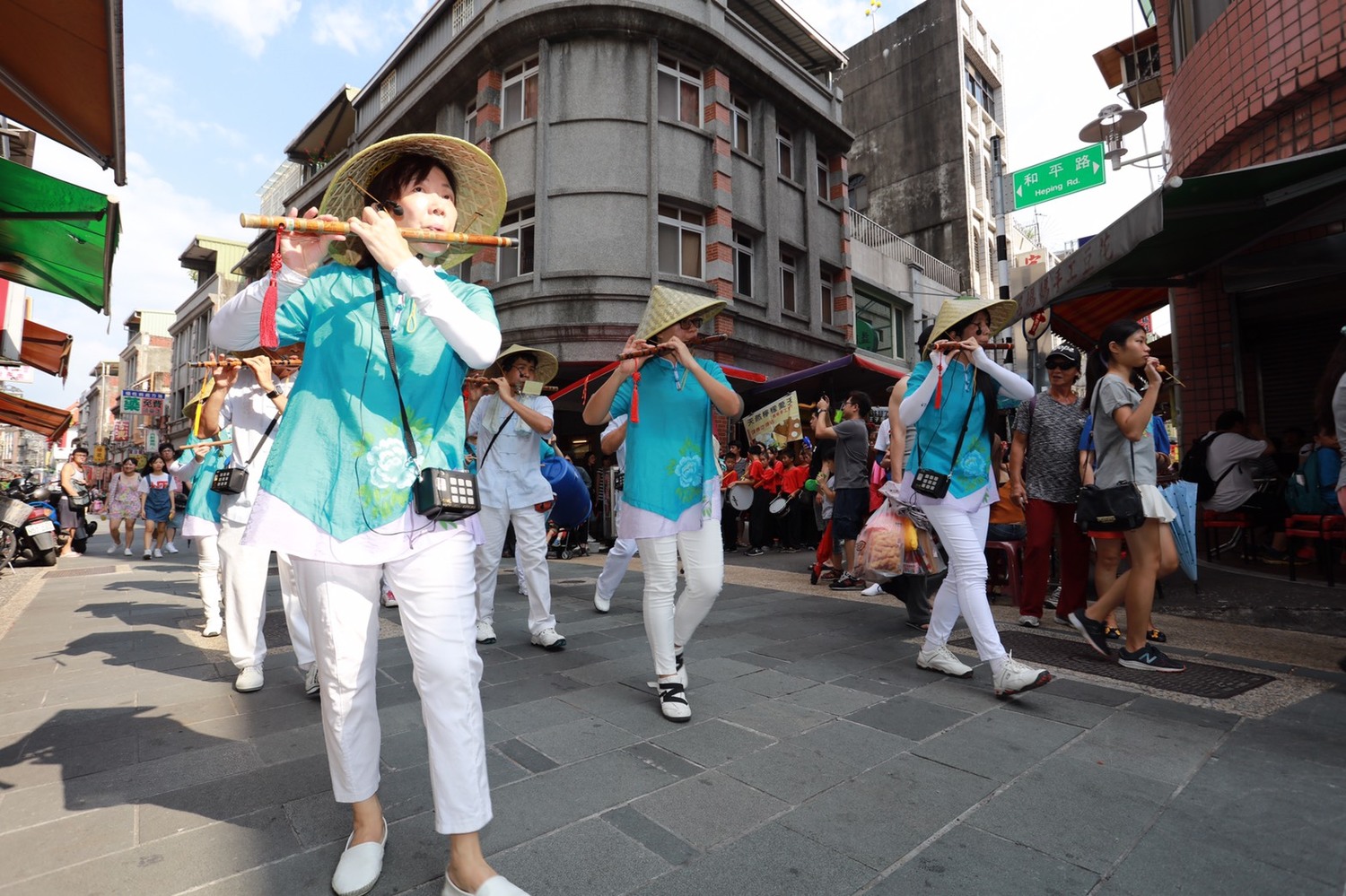 街頭太鼓震懾現場、街尾森巴鼓熱情與民互動,引起遊客驚呼連連,全都是為了「2017大溪文藝季」系列活動。 圖:桃園文化局提供 街頭太鼓震懾現場、街尾森巴鼓熱情與民互動,引起遊客驚呼連連,全都是為了「2017大溪文藝季」系列活動。 圖:桃園文化局提供