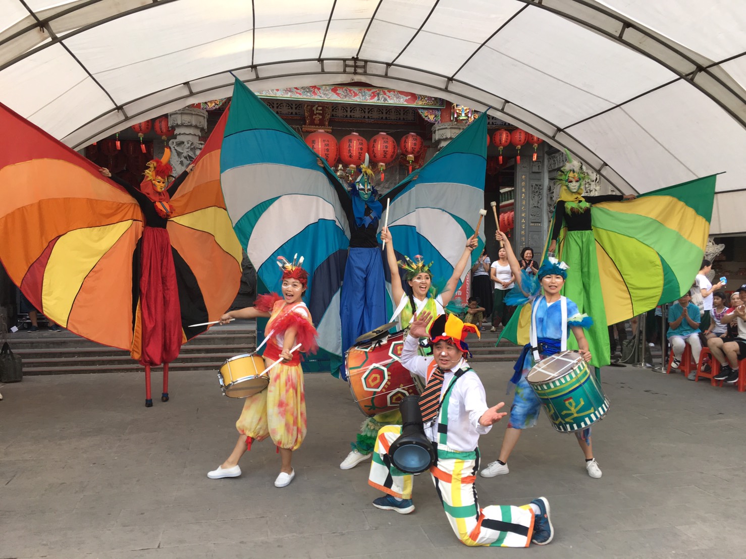 除了鼓隊,大溪文藝季還找來國內獨樹一幟的音樂肢體表演團隊-身聲劇場,共同演出,現場超過百人陣容。 圖:桃園文化局提供 除了鼓隊,大溪文藝季還找來國內獨樹一幟的音樂肢體表演團隊-身聲劇場,共同演出,現場超過百人陣容。 圖:桃園文化局提供
