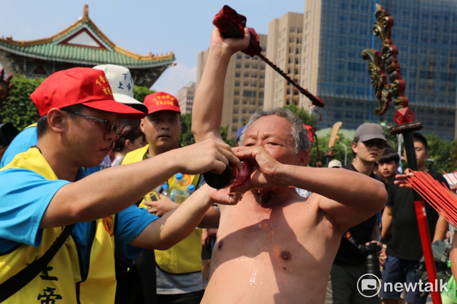 乩童準備起乩。 圖:鍾孟軒/攝 乩童準備起乩。 圖:鍾孟軒/攝