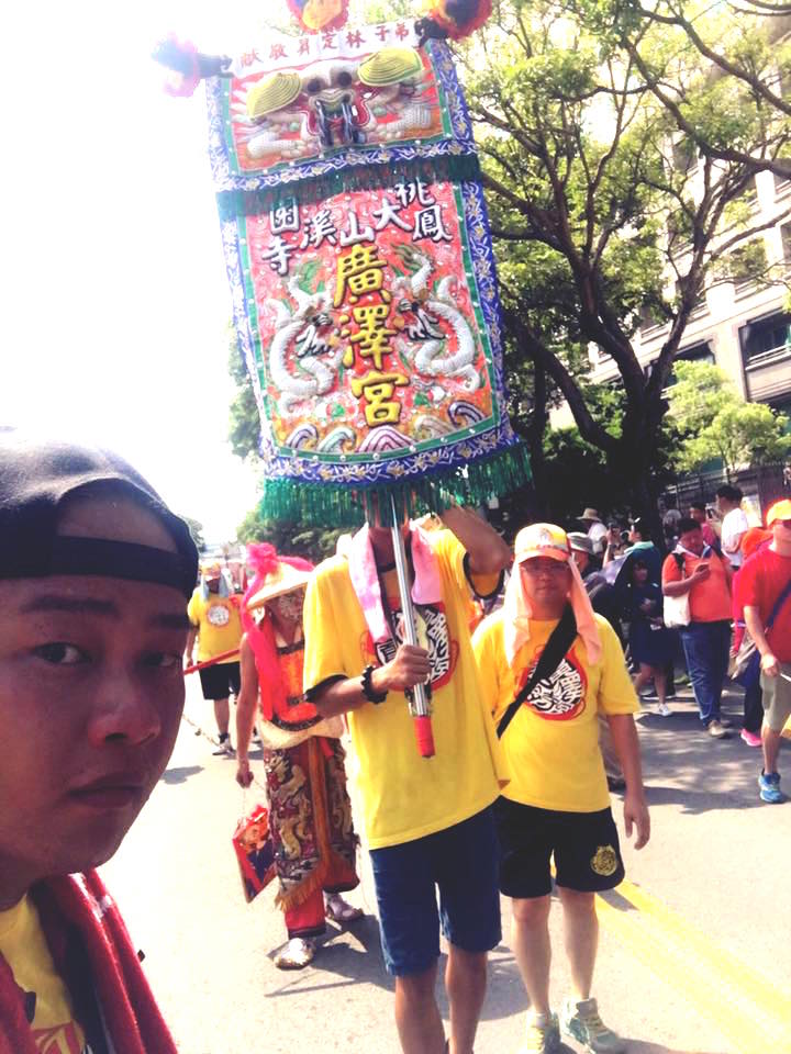減香政策引起的「眾神上凱道」遊行今(23)天舉行,身兼寺廟宮主的歌手賴銘偉也率信眾一同參與。 圖/取自賴銘偉臉書 減香政策引起的「眾神上凱道」遊行今(23)天舉行,身兼寺廟宮主的歌手賴銘偉也率信眾一同參與。 圖/取自賴銘偉臉書