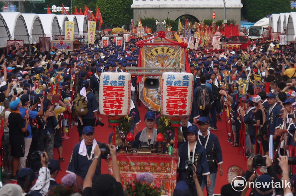北港武德宮陣頭進入凱道時,現場一陣歡呼掌聲。 圖:鍾孟軒/攝 北港武德宮陣頭進入凱道時,現場一陣歡呼掌聲。 圖:鍾孟軒/攝