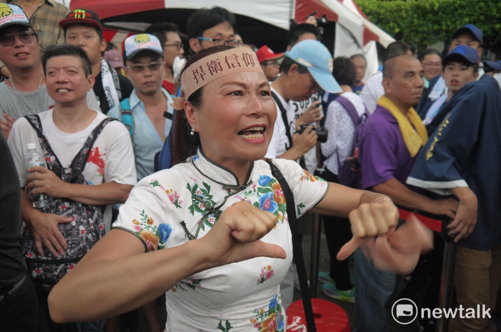 宗教嘉年華現場有兩三位民眾在台下大喊「蔡英文下台!」,立即現場民眾抗議。 圖:鍾孟軒/攝 宗教嘉年華現場有兩三位民眾在台下大喊「蔡英文下台!」,立即現場民眾抗議。 圖:鍾孟軒/攝