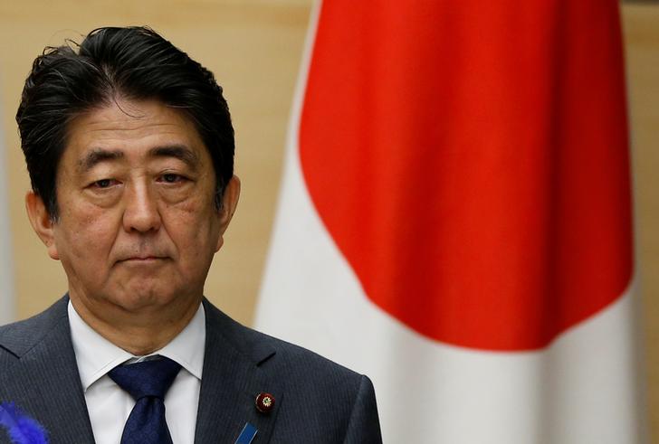 醜聞纏身的日本首相安倍晉三,赴國會接受質詢前夕,民調支持度跌到新低,只剩26%。 圖:達志影像/路透社 醜聞纏身的日本首相安倍晉三,赴國會接受質詢前夕,民調支持度跌到新低,只剩26%。 圖:達志影像/路透社