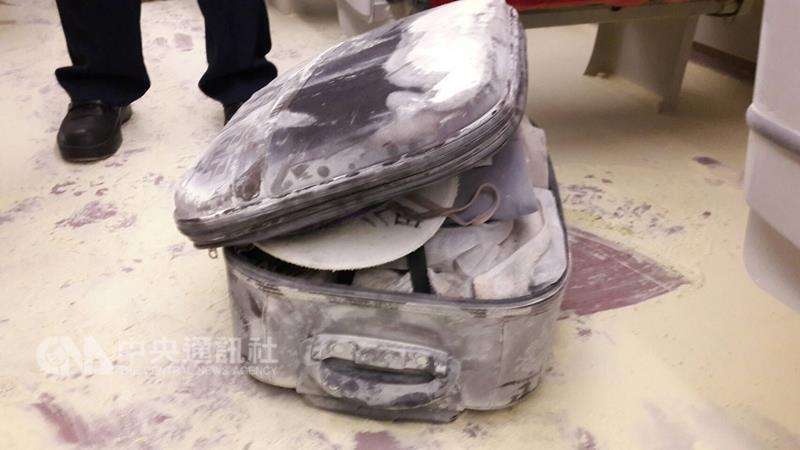 鋰電池爆炸後,旅客行李箱也受損。 圖:台鐵提供 鋰電池爆炸後,旅客行李箱也受損。 圖:台鐵提供