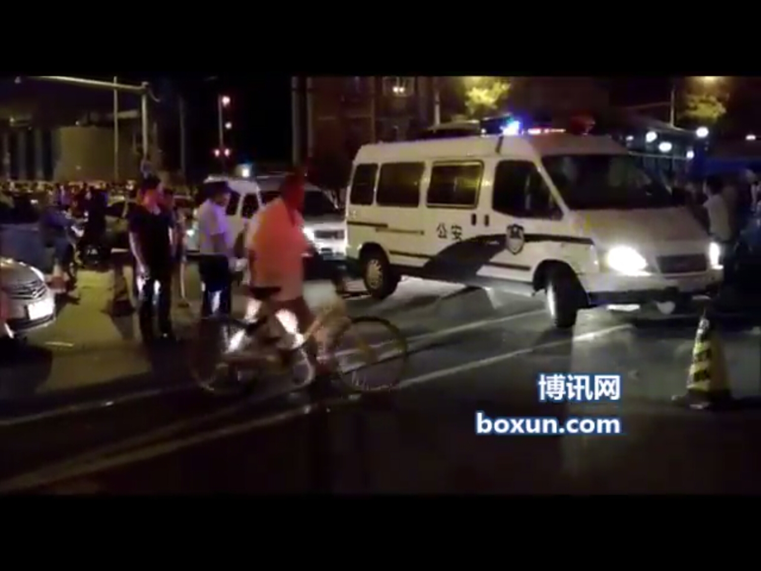 大批公安、武警及便衣人員與車輛陸續在周邊部署,大紅門地鐵站大門遭封閉不得進出,晚間九點開始清場。 大批公安、武警及便衣人員與車輛陸續在周邊部署,大紅門地鐵站大門遭封閉不得進出,晚間九點開始清場。