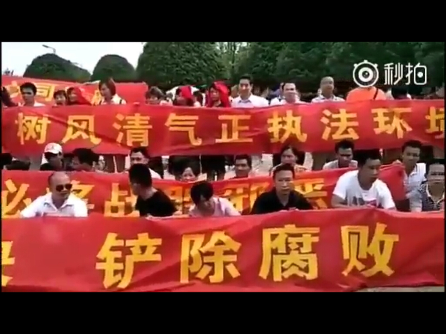 大批公安、武警及便衣人員與車輛陸續在周邊部署,大紅門地鐵站大門遭封閉不得進出,晚間九點開始清場。 大批公安、武警及便衣人員與車輛陸續在周邊部署,大紅門地鐵站大門遭封閉不得進出,晚間九點開始清場。