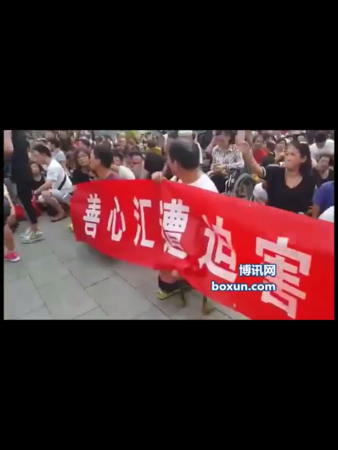 大批公安、武警及便衣人員與車輛陸續在周邊部署,大紅門地鐵站大門遭封閉不得進出,晚間九點開始清場。 大批公安、武警及便衣人員與車輛陸續在周邊部署,大紅門地鐵站大門遭封閉不得進出,晚間九點開始清場。
