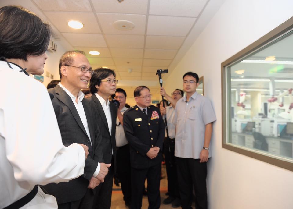行政院長林全今天參訪刑事局鑑識實驗室。 圖:行政院/提供 行政院長林全今天參訪刑事局鑑識實驗室。 圖:行政院/提供