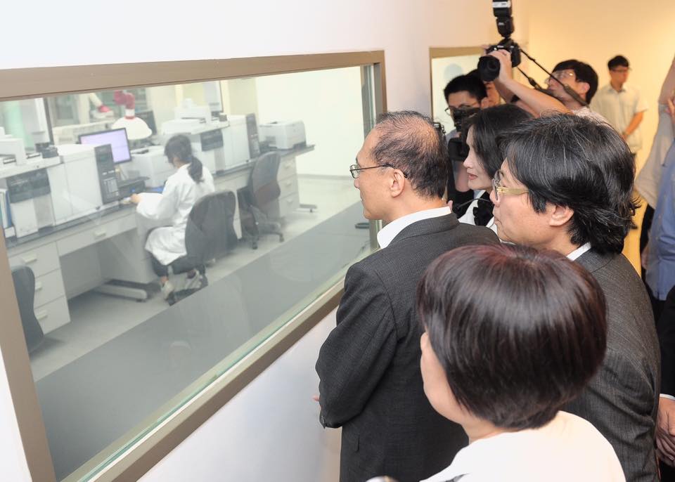 行政院長林全今天參訪刑事局鑑識實驗室。 圖:行政院/提供 行政院長林全今天參訪刑事局鑑識實驗室。 圖:行政院/提供