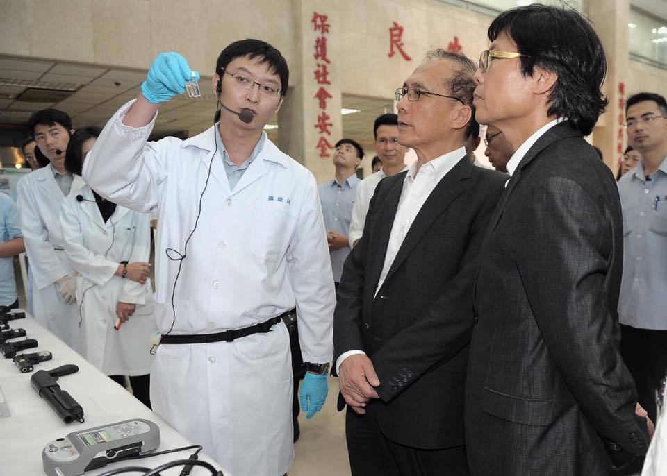 行政院長林全今天參訪刑事局鑑識實驗室。 圖:行政院/提供 行政院長林全今天參訪刑事局鑑識實驗室。 圖:行政院/提供