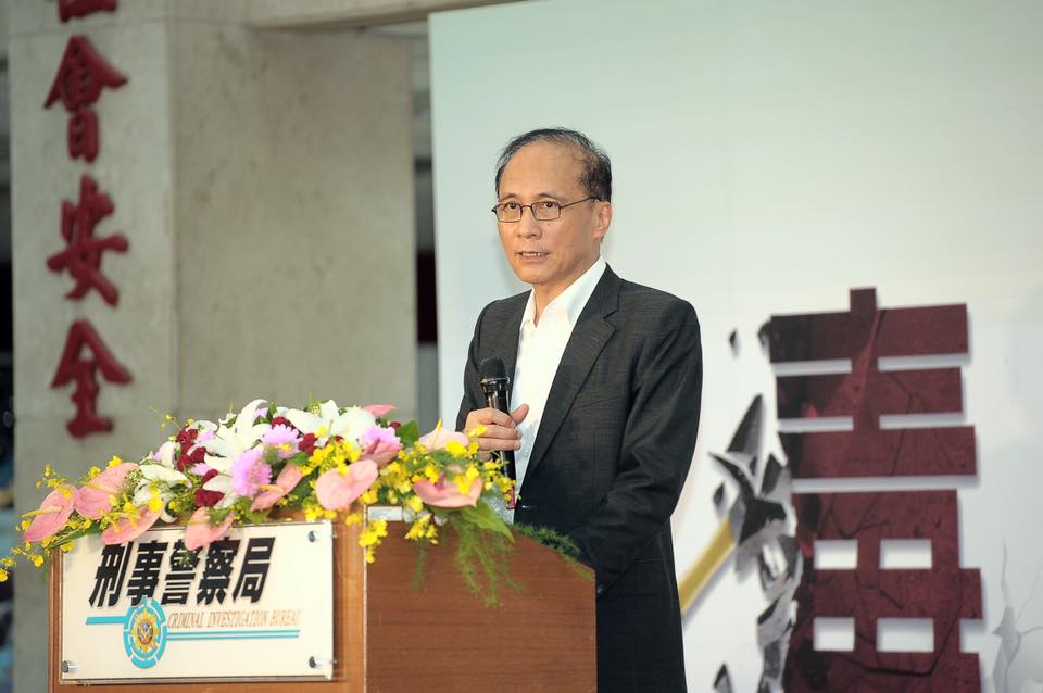 行政院長林全今天在刑事局指出,在全球化之下,人員與物品快速流動,毒品氾濫問題日益嚴重,反毒成為國際重要趨勢。 圖:行政院/提供 行政院長林全今天在刑事局指出,在全球化之下,人員與物品快速流動,毒品氾濫問題日益嚴重,反毒成為國際重要趨勢。 圖:行政院/提供