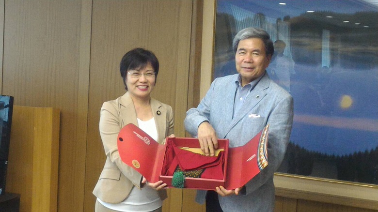 高雄市足球委員會主任委員劉世芳代表市長陳菊致贈蒲島郁夫知事高雄原住民禮品。 圖:高雄市政府提供 高雄市足球委員會主任委員劉世芳代表市長陳菊致贈蒲島郁夫知事高雄原住民禮品。 圖:高雄市政府提供