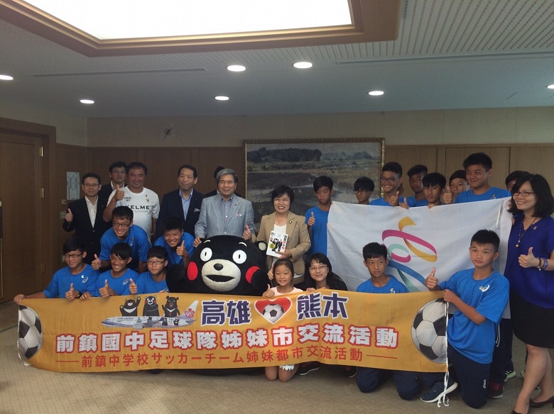 劉世芳(三排左六)、蒲島郁夫(三排左五)與熊本熊及前鎮國中足球隊員相見歡。 圖:高雄市政府提供 劉世芳(三排左六)、蒲島郁夫(三排左五)與熊本熊及前鎮國中足球隊員相見歡。 圖:高雄市政府提供