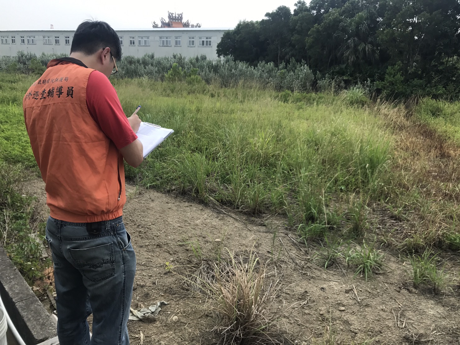 桃園市環保局今天立即派員前往大園蘆竹交界處的滲眉埤周邊土地作採集檢測,待檢測結果出爐後,將會另行公告。 圖:桃園市政府提供 桃園市環保局今天立即派員前往大園蘆竹交界處的滲眉埤周邊土地作採集檢測,待檢測結果出爐後,將會另行公告。 圖:桃園市政府提供