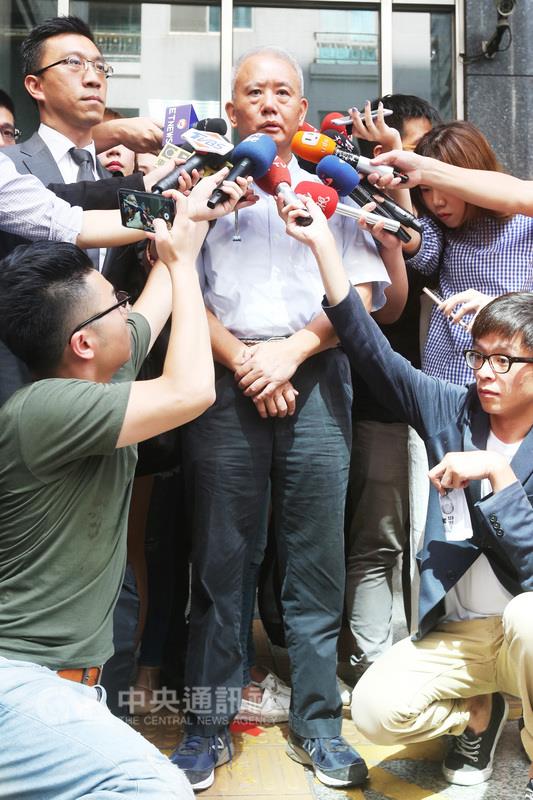 前味全董事長魏應充(前左)一審被判刑四年,二審智 慧財產法院改判兩年徒刑定讞,28日發監執行,為了頂 新集團自2013年起連續爆出震驚台灣的食用油風暴,付 出代價。 圖 : 中央社 前味全董事長魏應充(前左)一審被判刑四年,二審智 慧財產法院改判兩年徒刑定讞,28日發監執行,為了頂 新集團自2013年起連續爆出震驚台灣的食用油風暴,付 出代價。 圖 : 中央社