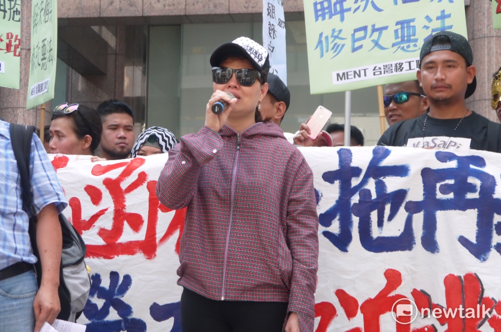 來自越南的女性移工,正在哭訴自身的經歷,她說過去因為發現工作內容與合約不符,向仲介反應後,竟被暴力相向,直說「很痛,真的很痛」最後還被通報為「逃跑移工」。 圖:鍾孟軒/攝 來自越南的女性移工,正在哭訴自身的經歷,她說過去因為發現工作內容與合約不符,向仲介反應後,竟被暴力相向,直說「很痛,真的很痛」最後還被通報為「逃跑移工」。 圖:鍾孟軒/攝