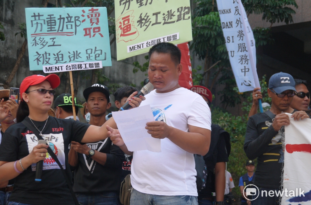 漁工J先生哽咽的說:「求求大家的幫忙,這一年來都很難入睡,因為遠在菲律賓的父母生病,自己卻無法工作,寄錢給家裡照顧父母,真的很難過。」 圖:鍾孟軒/攝 漁工J先生哽咽的說:「求求大家的幫忙,這一年來都很難入睡,因為遠在菲律賓的父母生病,自己卻無法工作,寄錢給家裡照顧父母,真的很難過。」 圖:鍾孟軒/攝