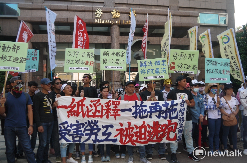台灣國際勞工協會帶領許多外籍移工一起前往勞動部聲援J先生,並要求勞動部盡快處理J先生的個案與修改《就服法》56條惡法。 圖:鍾孟軒/攝 台灣國際勞工協會帶領許多外籍移工一起前往勞動部聲援J先生,並要求勞動部盡快處理J先生的個案與修改《就服法》56條惡法。 圖:鍾孟軒/攝