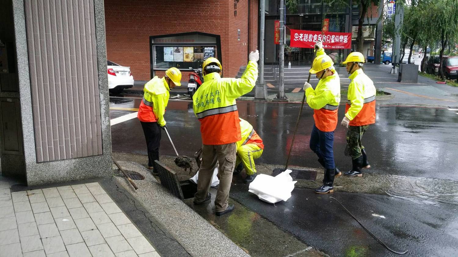 建設局已請各工務大隊及區公所加強橋梁、地下道防災警戒以及各項防災機具整備;也配合民政局完成防災機具巡檢,並掌握區內保全戶名冊,視情況進行疏散撤離及適當安置。 圖:台中市政府/提供 建設局已請各工務大隊及區公所加強橋梁、地下道防災警戒以及各項防災機具整備;也配合民政局完成防災機具巡檢,並掌握區內保全戶名冊,視情況進行疏散撤離及適當安置。 圖:台中市政府/提供