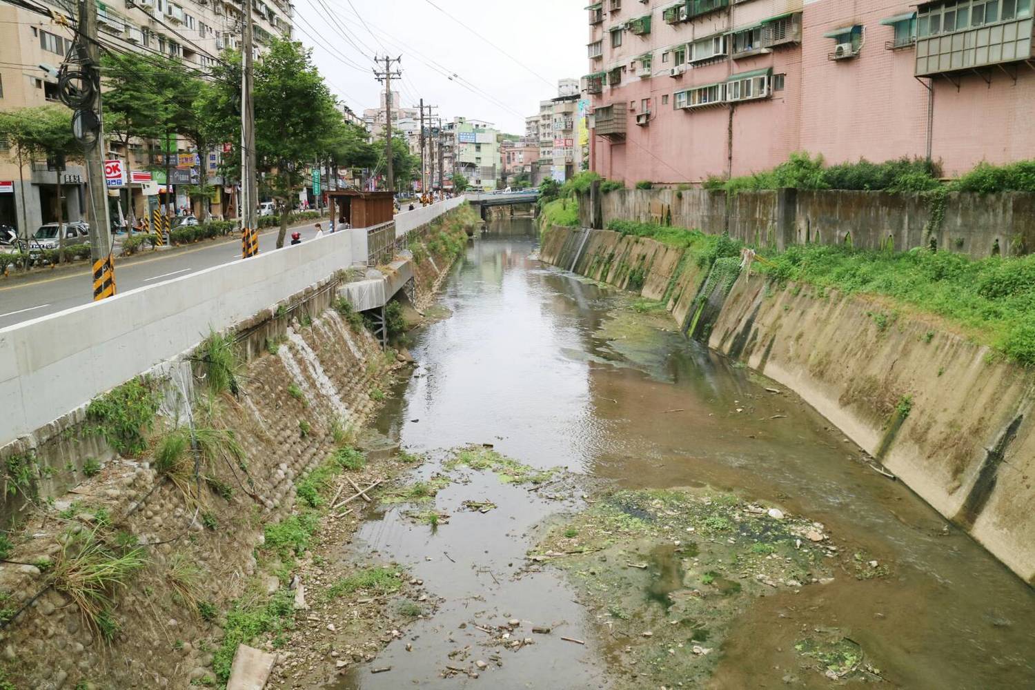林永發指出,市府先前輔導當地住戶裝設防水閘門,已經完成9成多,剩餘的住戶也會加緊腳步儘速完成,並且提醒住戶作好防颱準備,至於應急的沙包、太空包等也都已經備妥。 圖:基隆市政府/提供 林永發指出,市府先前輔導當地住戶裝設防水閘門,已經完成9成多,剩餘的住戶也會加緊腳步儘速完成,並且提醒住戶作好防颱準備,至於應急的沙包、太空包等也都已經備妥。 圖:基隆市政府/提供