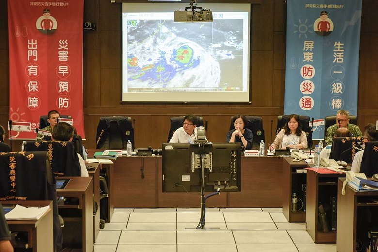 潘孟安在防颱會議上要求縣府團隊全力「備戰」。 圖:屏東縣政府提供 潘孟安在防颱會議上要求縣府團隊全力「備戰」。 圖:屏東縣政府提供