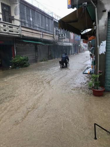 颱風尼莎帶來強降雨,屏東多處時雨量達100毫米,多 個沿海鄉鎮傳淹水。圖為枋寮鄉淹水情形。 圖:中央社 颱風尼莎帶來強降雨,屏東多處時雨量達100毫米,多 個沿海鄉鎮傳淹水。圖為枋寮鄉淹水情形。 圖:中央社