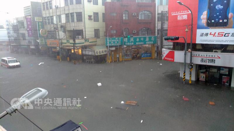 中央氣象局預估,尼莎颱風中心最快晚間8時登陸,目 前暴風圈已經籠罩半個台灣,屏東出現明顯強降雨,佳 冬、南和、力里、林邊、新埤時雨量都超過100毫米, 多處傳出淹水。圖為林邊鄉淹水情形。 圖:中央社 中央氣象局預估,尼莎颱風中心最快晚間8時登陸,目 前暴風圈已經籠罩半個台灣,屏東出現明顯強降雨,佳 冬、南和、力里、林邊、新埤時雨量都超過100毫米, 多處傳出淹水。圖為林邊鄉淹水情形。 圖:中央社