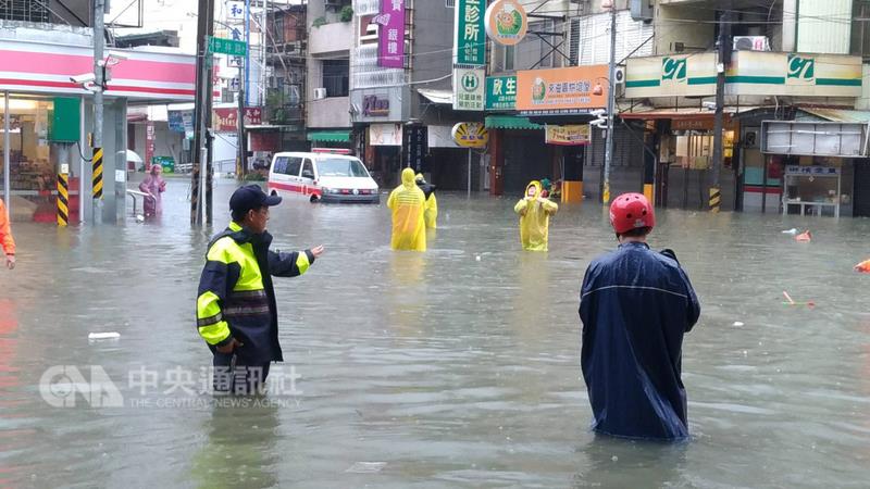 屏東沿海地區雨量至29日下午4時30分已破500毫米,沿 海鄉鎮持續淹水。下午3時許,多輛國光客運班車在林邊鄉因淹水拋錨,共55名乘客受困,消防隊出動救生艇 助撤離乘客。圖為警方派員指揮淹水地區交通。 圖:中央社 屏東沿海地區雨量至29日下午4時30分已破500毫米,沿 海鄉鎮持續淹水。下午3時許,多輛國光客運班車在林邊鄉因淹水拋錨,共55名乘客受困,消防隊出動救生艇 助撤離乘客。圖為警方派員指揮淹水地區交通。 圖:中央社