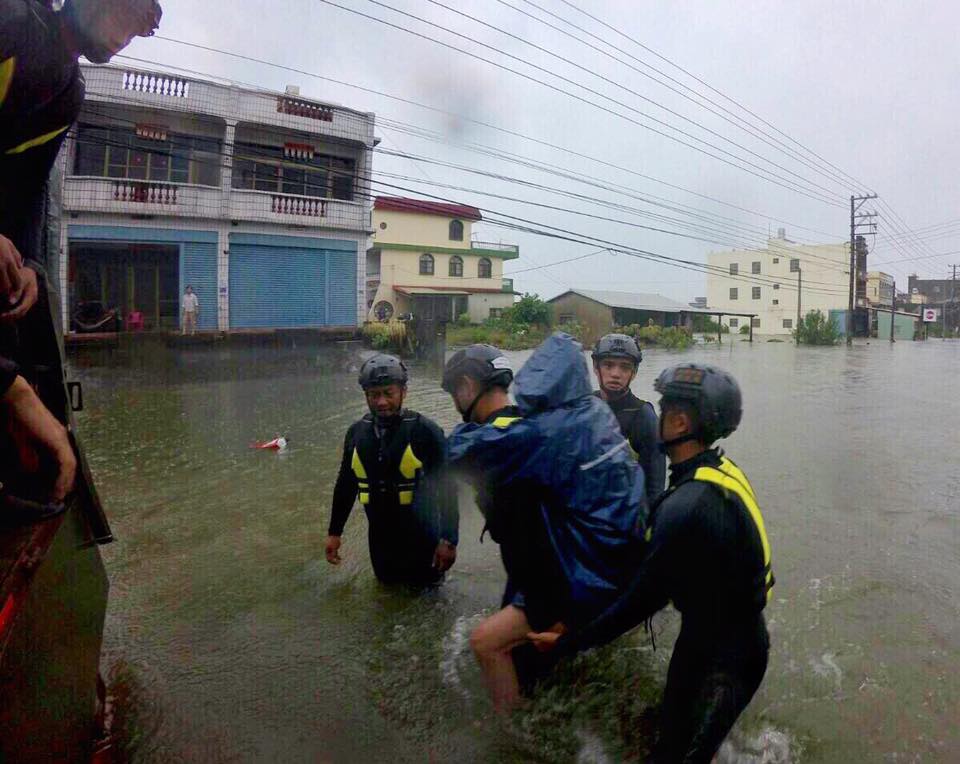 「尼莎颱風」侵臺,陸續造成各地區淹水災情,海軍水下作業大隊隊員29日協助屏東佳冬地區民眾撤離及安置,確保生命安全。(圖/文 海軍司令部提供) 圖:取自國防部發言人臉書 「尼莎颱風」侵臺,陸續造成各地區淹水災情,海軍水下作業大隊隊員29日協助屏東佳冬地區民眾撤離及安置,確保生命安全。(圖/文 海軍司令部提供) 圖:取自國防部發言人臉書