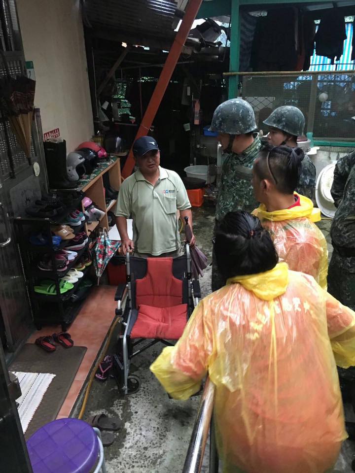 尼莎颱風」來襲,台北災防區烏來前進指揮所,29日下午自烏來區公所出發,協助信賢里、忠治里及烏來里居民,執行預防性鄉民撤離及沙包堆置任務,官兵不畏風雨,秉持「愛民助民」精神,完成烏來山區災防整備,確保國人安全。(第三作戰區提供) 尼莎颱風」來襲,台北災防區烏來前進指揮所,29日下午自烏來區公所出發,協助信賢里、忠治里及烏來里居民,執行預防性鄉民撤離及沙包堆置任務,官兵不畏風雨,秉持「愛民助民」精神,完成烏來山區災防整備,確保國人安全。(第三作戰區提供)