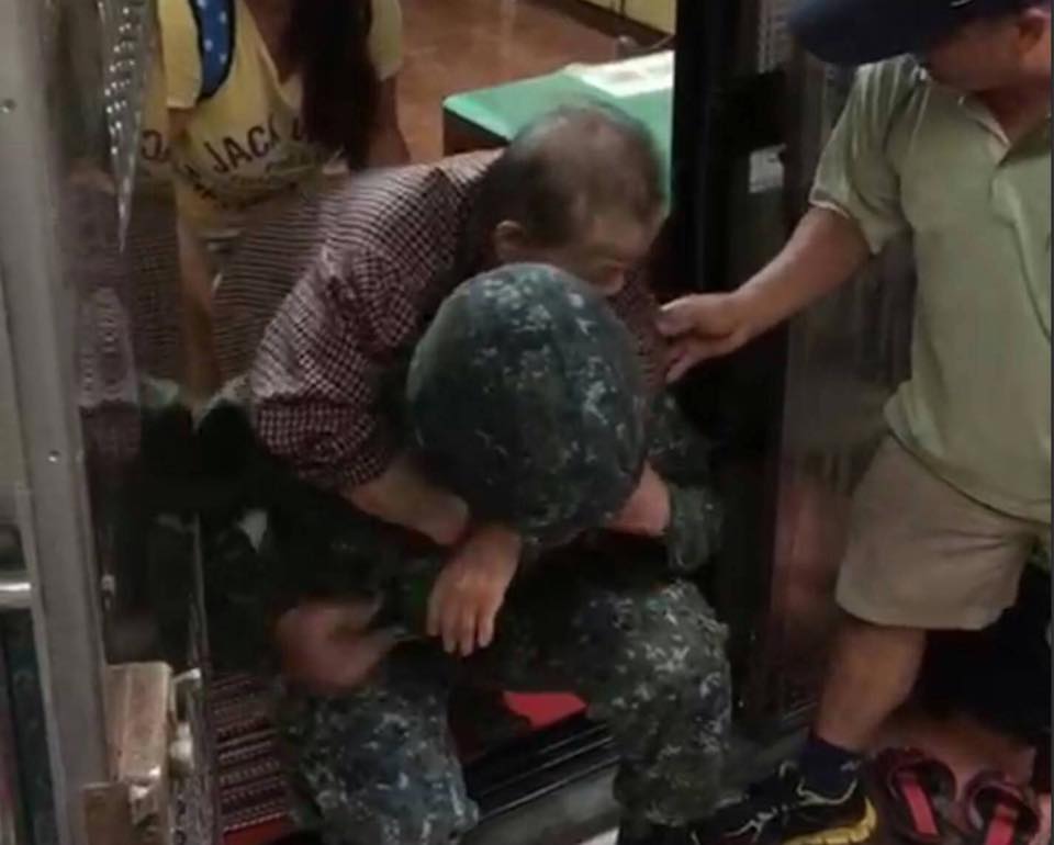 尼莎颱風」來襲,台北災防區烏來前進指揮所,29日下午自烏來區公所出發,協助信賢里、忠治里及烏來里居民,執行預防性鄉民撤離及沙包堆置任務,官兵不畏風雨,秉持「愛民助民」精神,完成烏來山區災防整備,確保國人安全。(第三作戰區提供) 圖:取自國防部發言人臉書 尼莎颱風」來襲,台北災防區烏來前進指揮所,29日下午自烏來區公所出發,協助信賢里、忠治里及烏來里居民,執行預防性鄉民撤離及沙包堆置任務,官兵不畏風雨,秉持「愛民助民」精神,完成烏來山區災防整備,確保國人安全。(第三作戰區提供) 圖:取自國防部發言人臉書